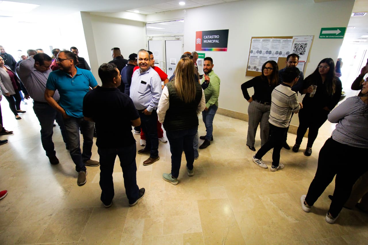 Sindicalizados protestan en Catastro Municipal de Torreón (EL SIGLO DE TORREÓN / FERNANDO COMPEÁN)
