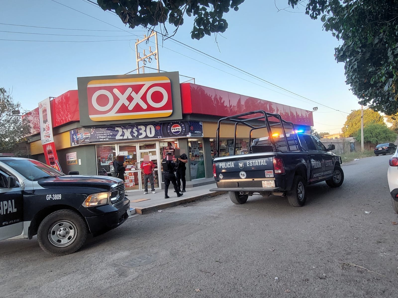 Sujetos con armas blancas asaltan tienda de conveniencia en Gómez Palacio