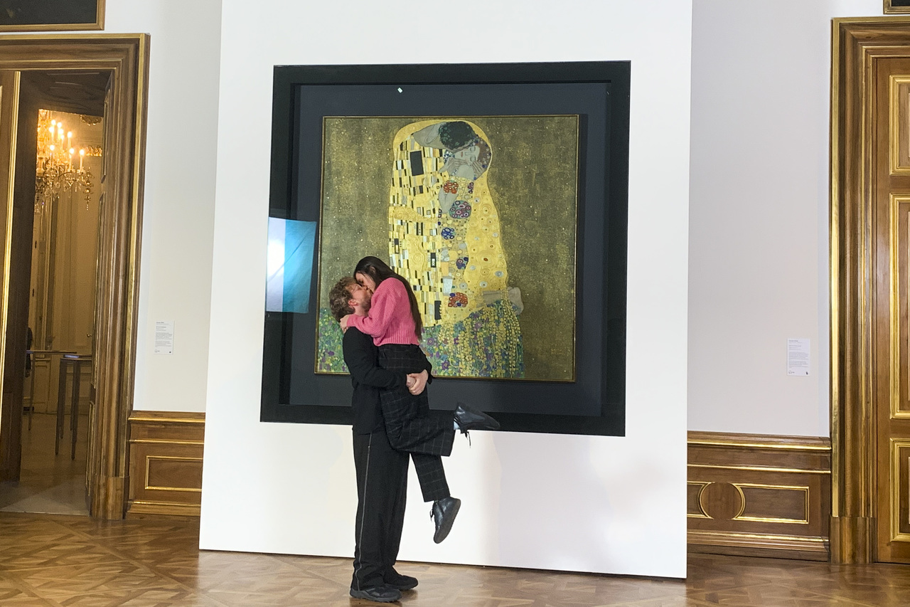 Actividad. Por tercer año consecutivo, los visitantes tuvieron la oportunidad de inmortalizar su amor con una fotografía profesional tomada frente a la emblemática obra de Klimt.