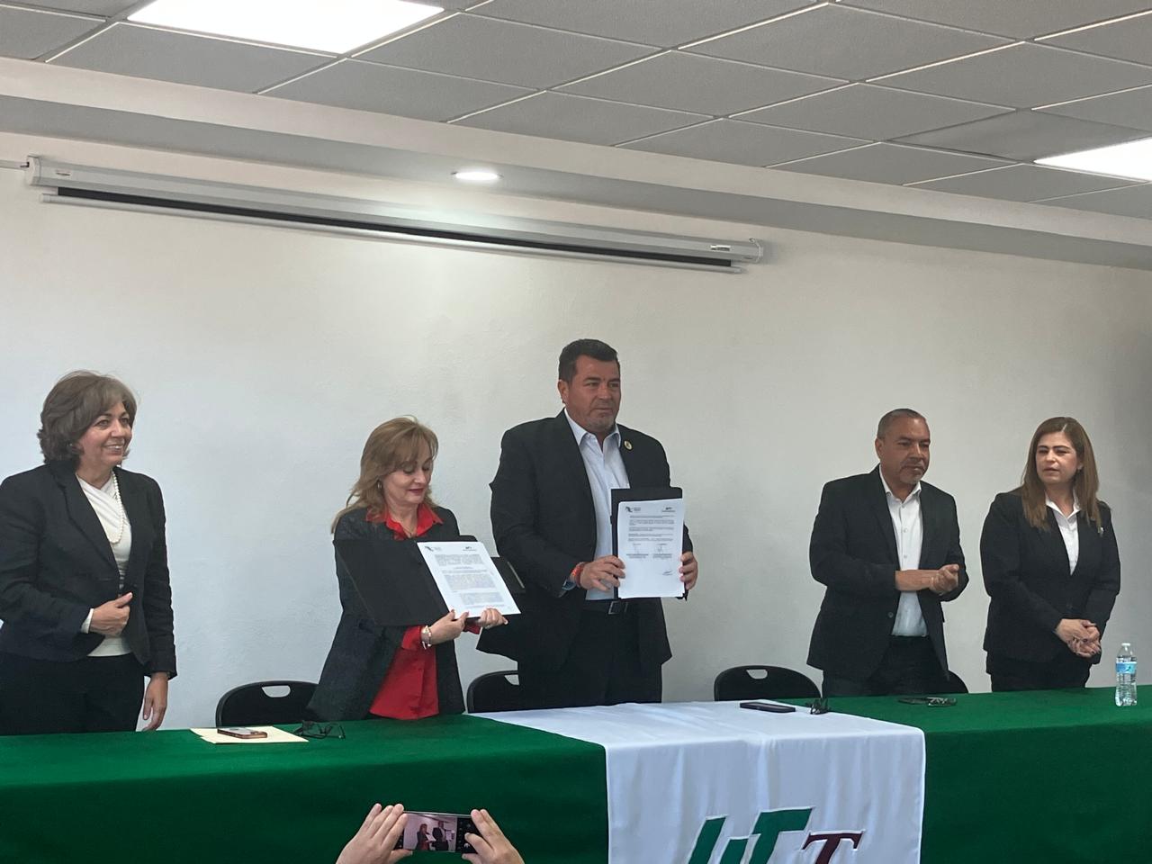 La firma del convenio estuvo a cargo del rector de la UTT, Carlos
Centeno y la directora general de los CECyTEC, Azucena Ramos.