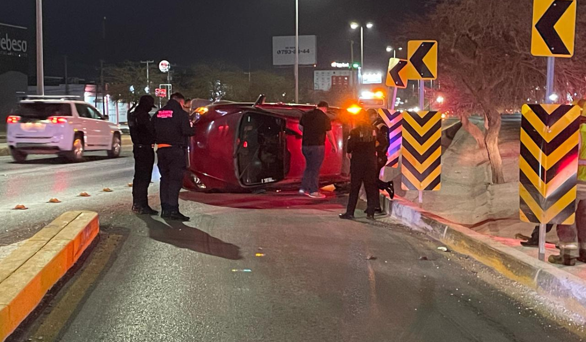 Automóvil vuelca tras chocar contra el camellón en periférico Torreón