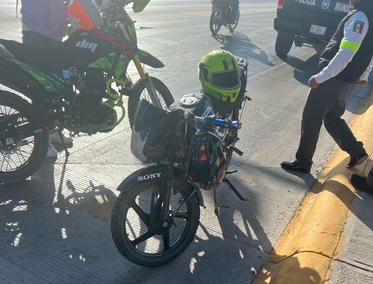 Familia sufre accidente de motocicleta frente a colonia Casa Blanca