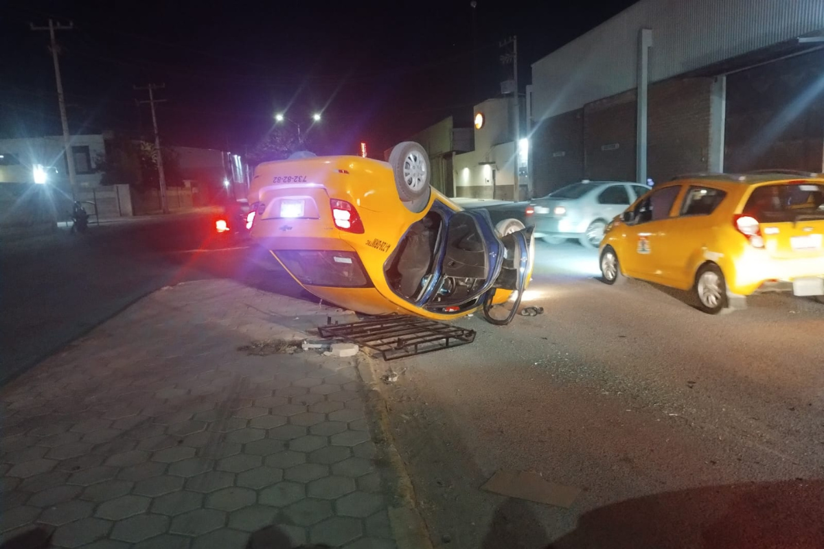 Chocan taxis y uno termina volcado, responsable manejaba alcoholizado