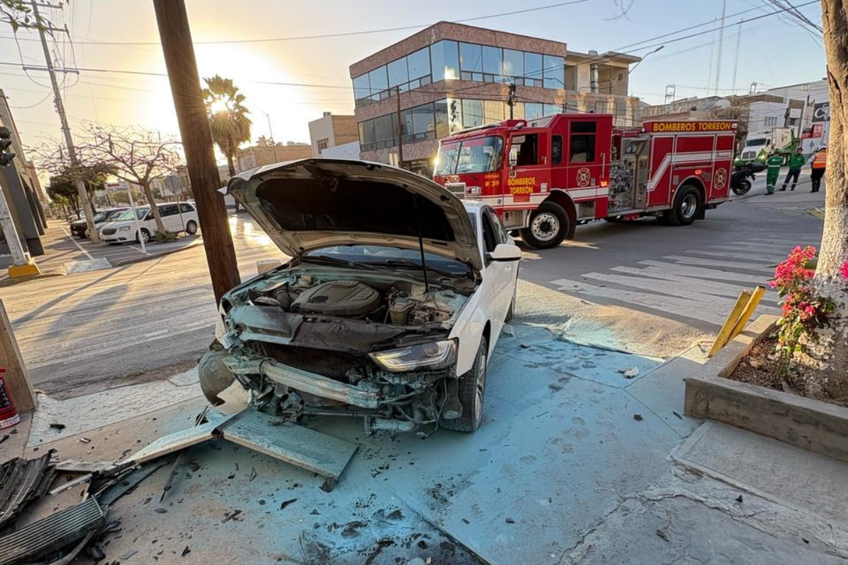 Conductor abandona auto tras chocar en el centro de Torreón