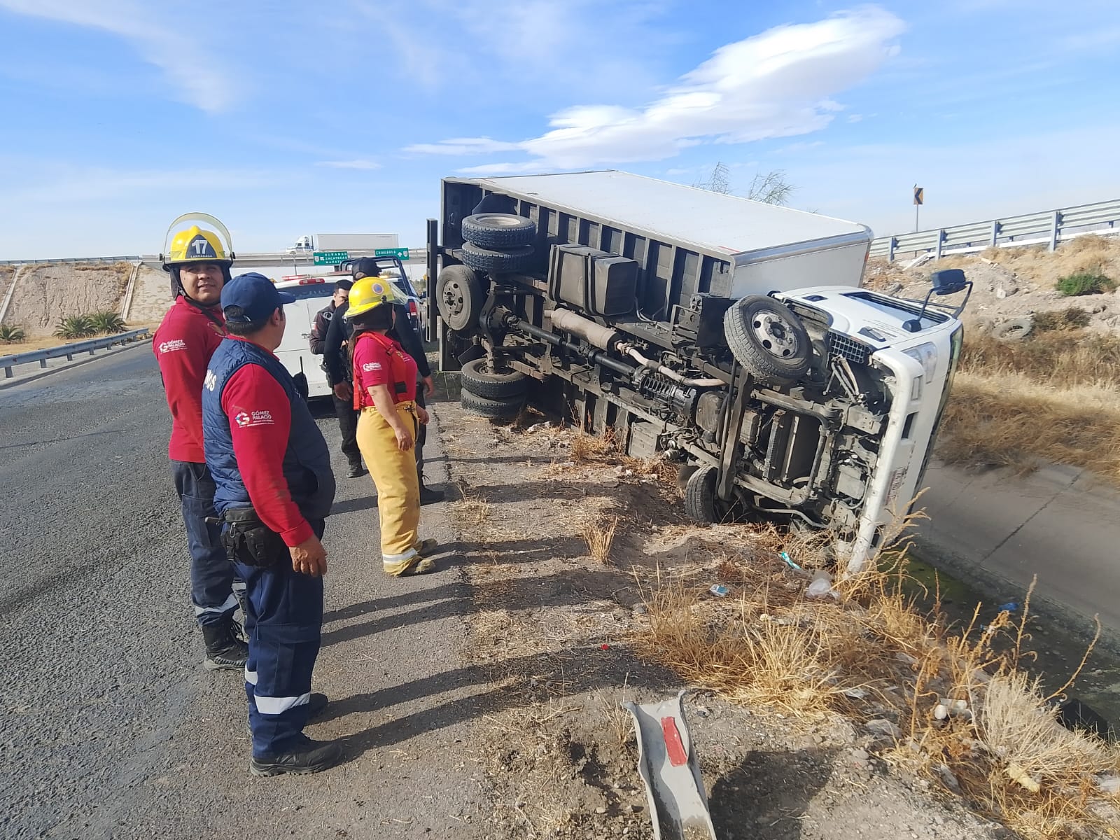 Camión repartidor vuelca tras derrapar en el puente El Caracol