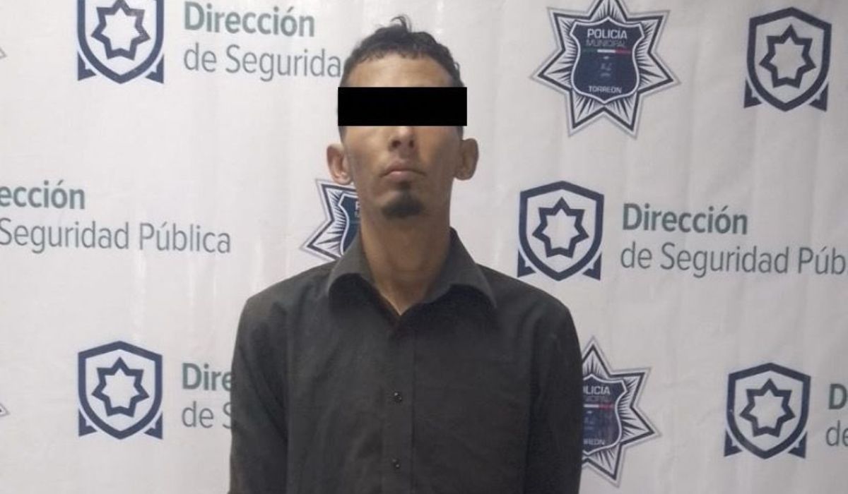 Agentes municipales aseguran a joven con una bolsa grande con cristal