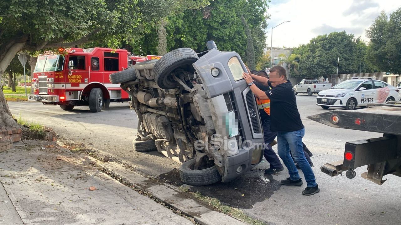 Camioneta vuelca sobre avenida en colonia Torreón Jardín