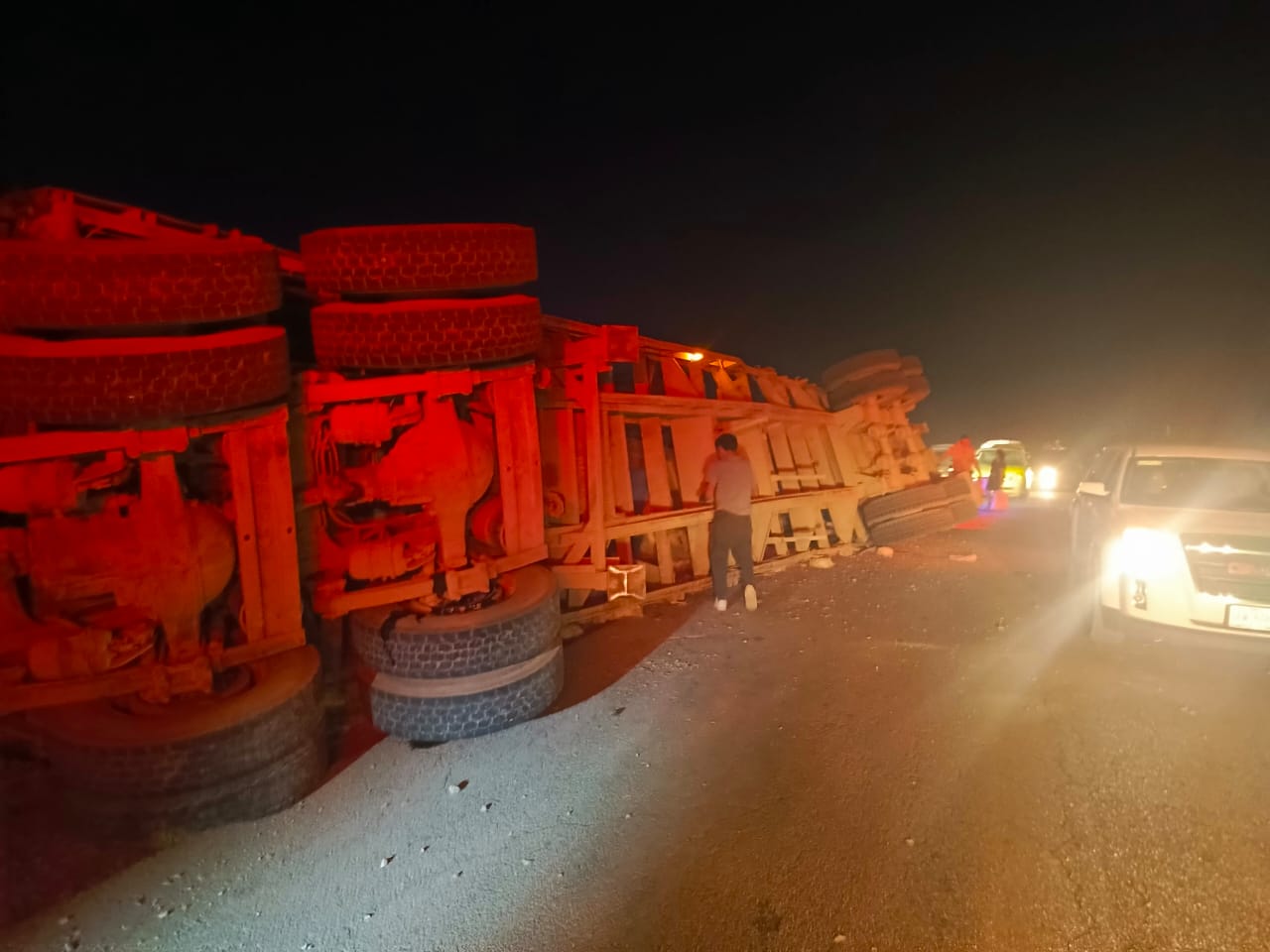 Vuelca tráiler cargado con pollos vivos en Bermejillo, hubo actos de rapiña