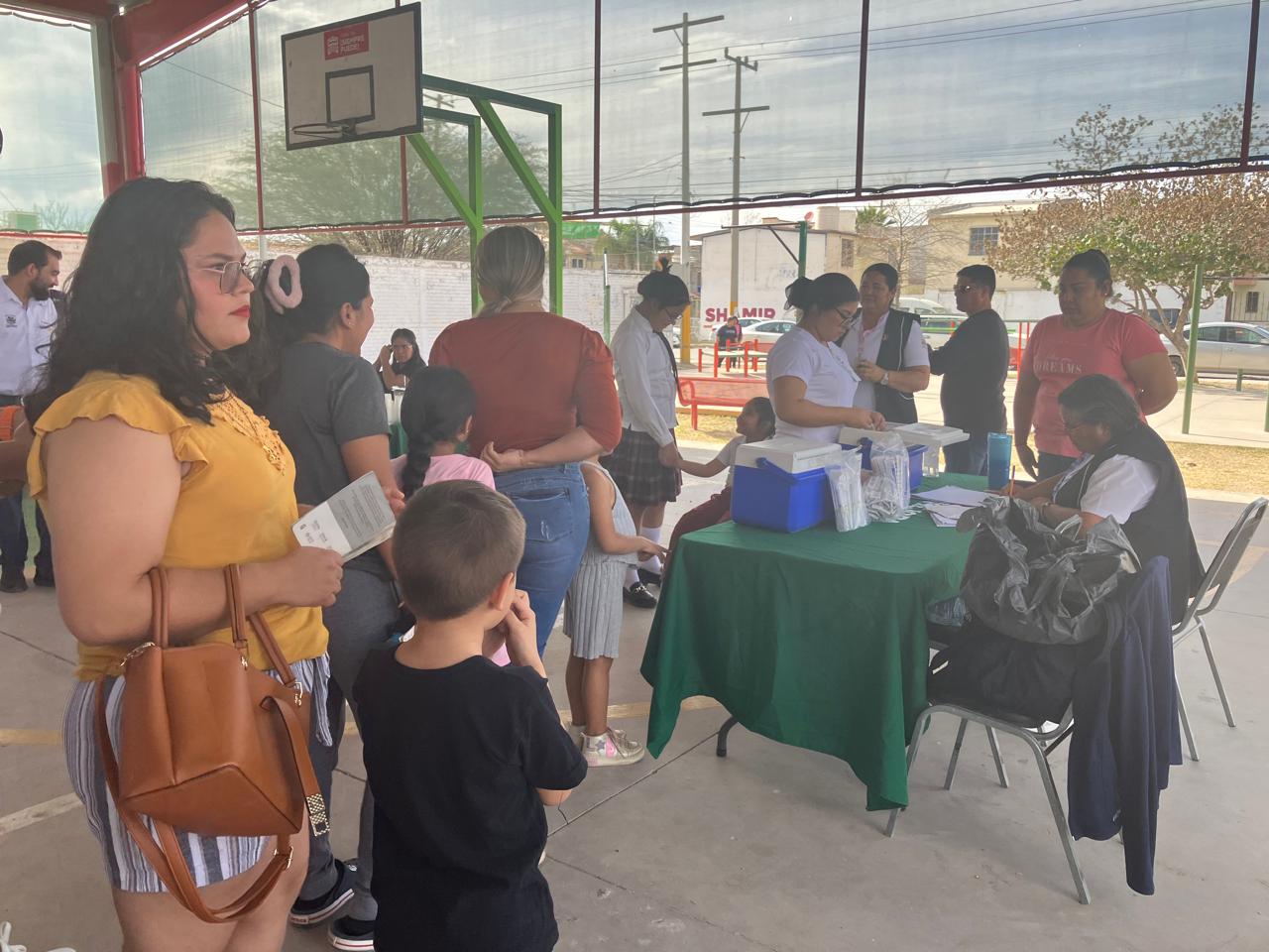 La jornada se realizó en la colonia Residencial del Norte, actividad que fue organizada por la Secretaría de Salud de Coahuila y el programa Mejora. (EL SIGLO DE TORREÓN)