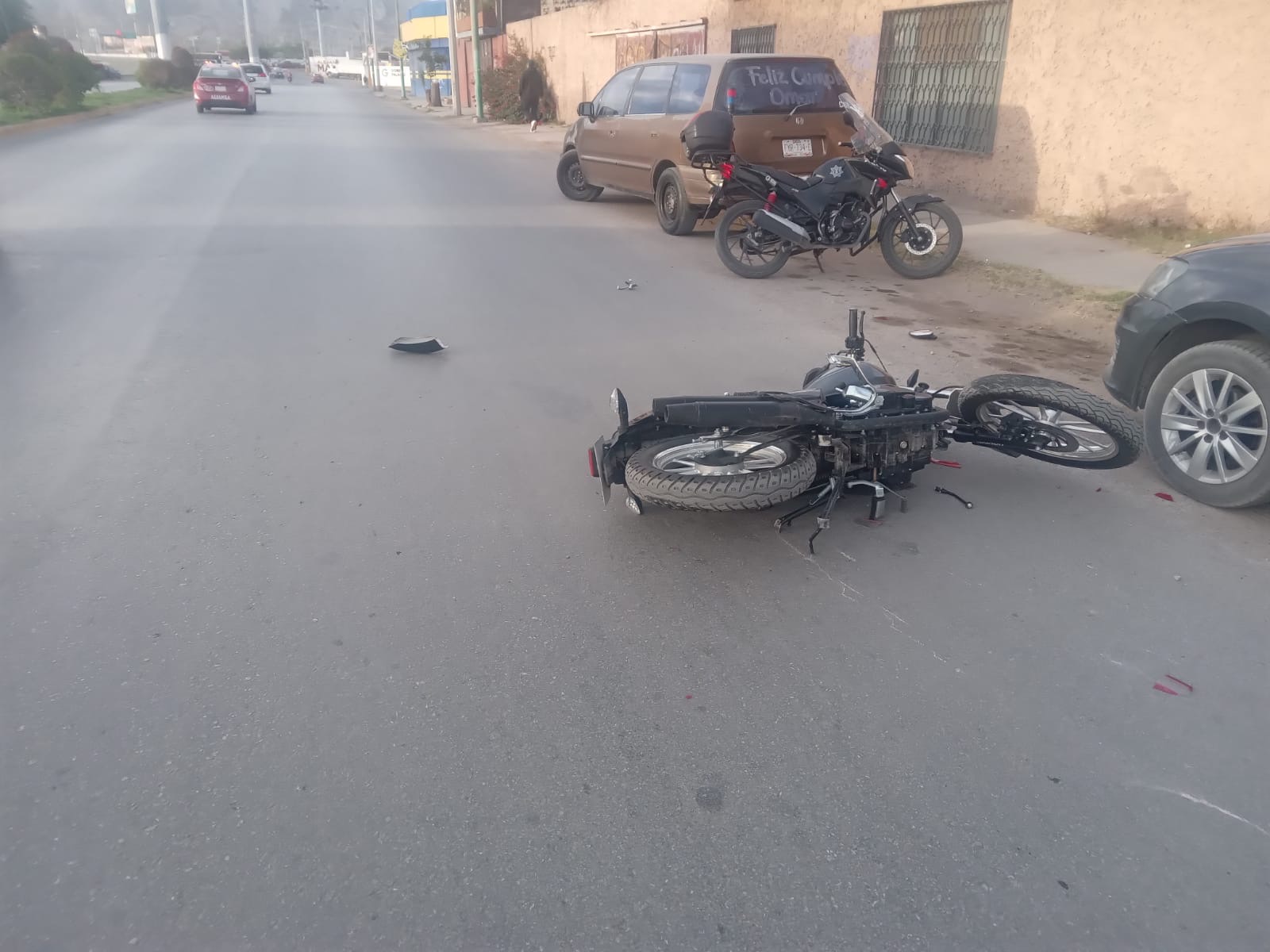 Joven motociclista se impacta contra auto estacionado en Gómez Palacio