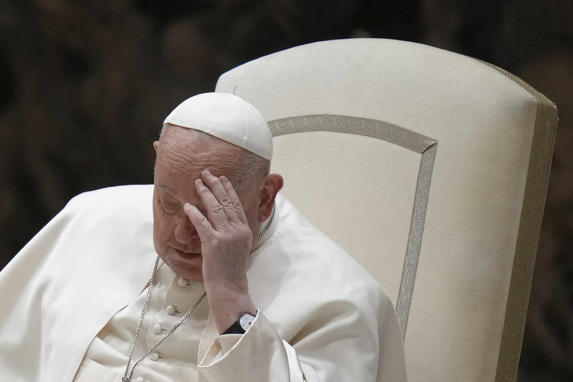 Papa Francisco puede levantarse y sentarse mientras sigue hospitalizado