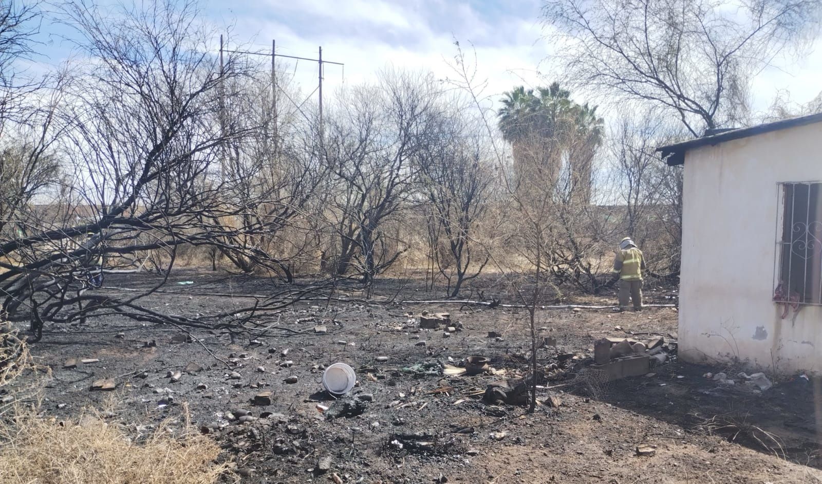 Bomberos evitan que incendio alcanzara viviendas en ejido El Cariño