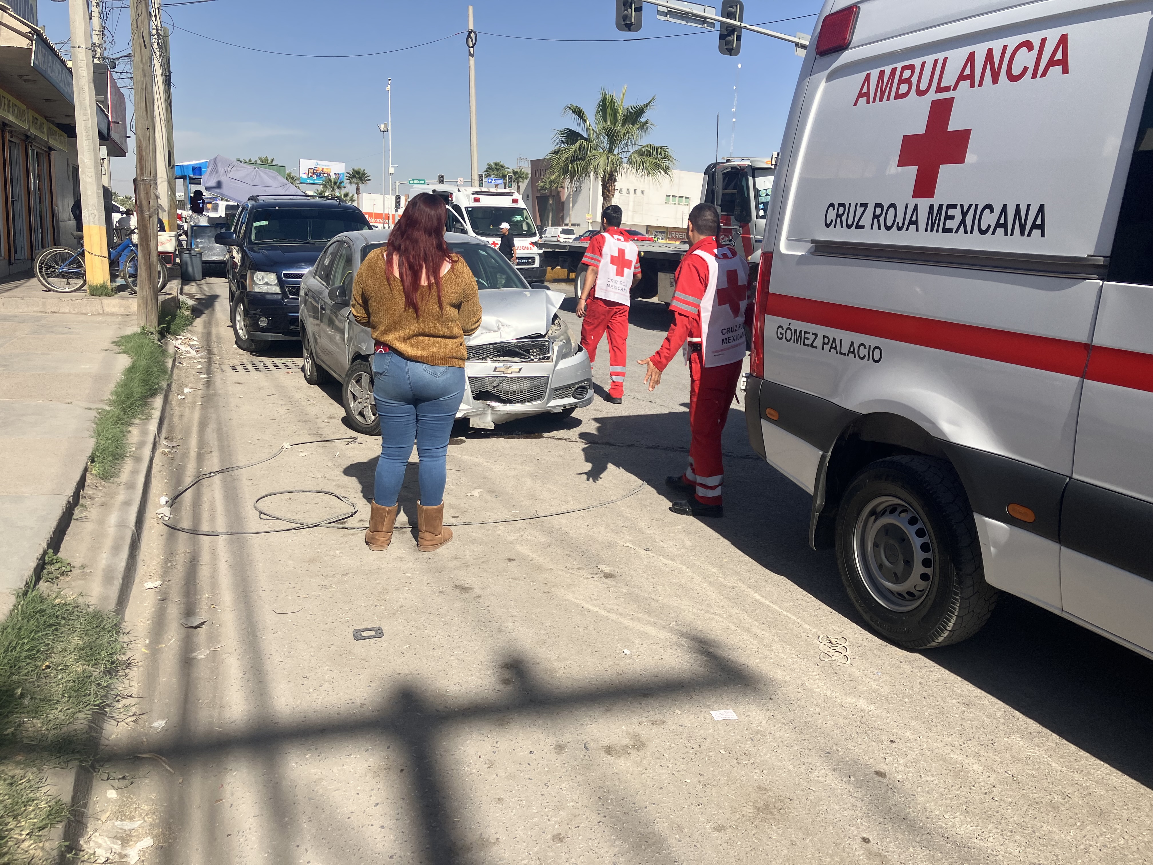 Choque entre ambulancia y auto particular deja una mujer lesionada