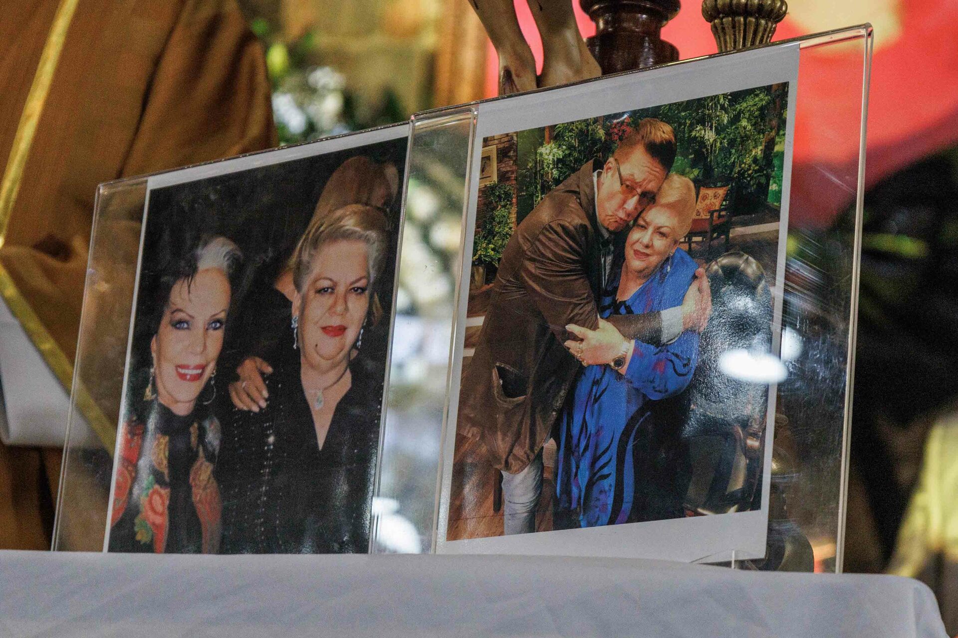 En el altar que le hicieron a Paquita, destacaron fotografías de ella con los recién fallecidos Tongolele y Daniel Bisogno.