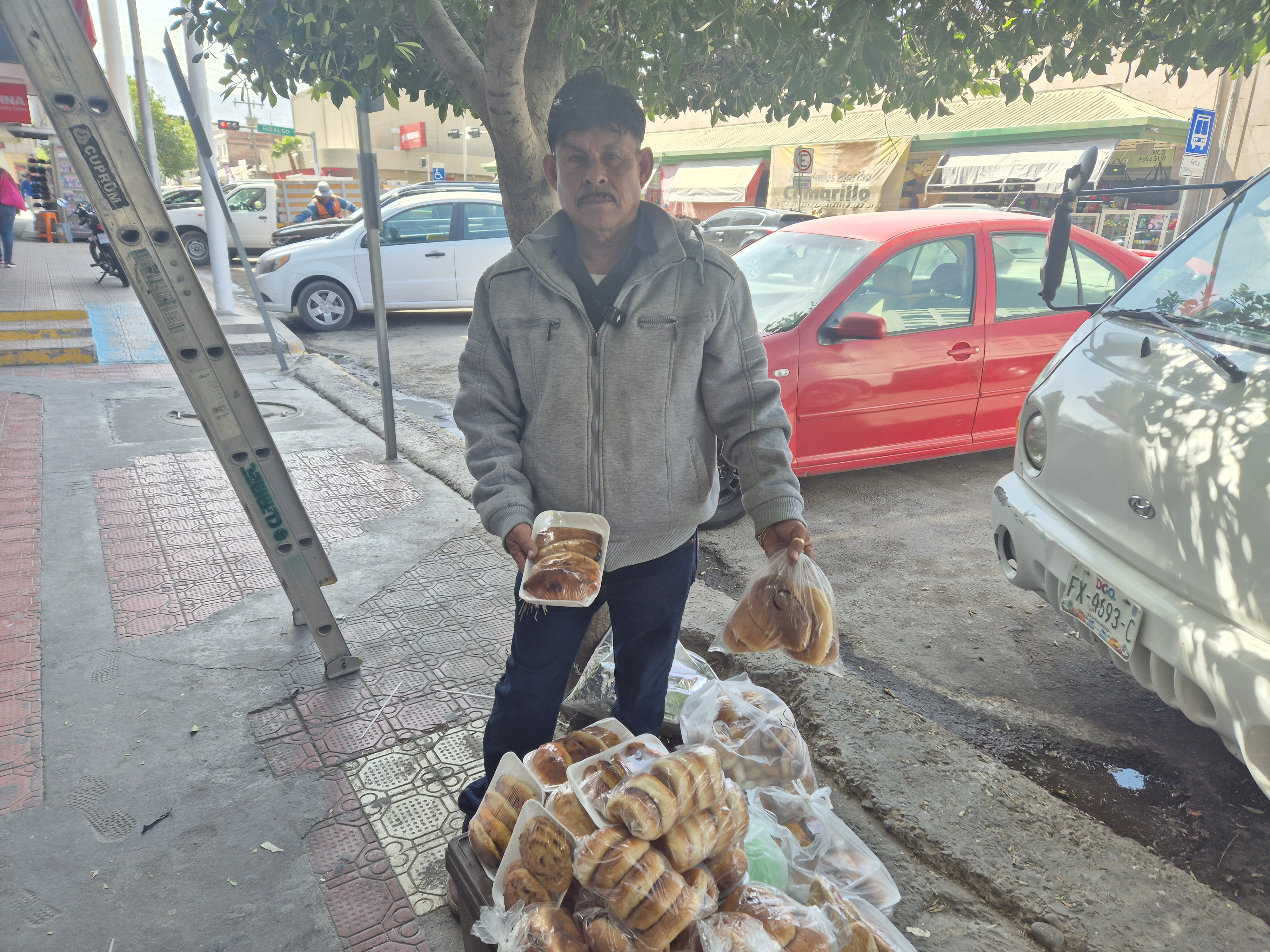 'Pásele por su pan de Cuencamé'; Don José vende en Torreón sus ricos productos