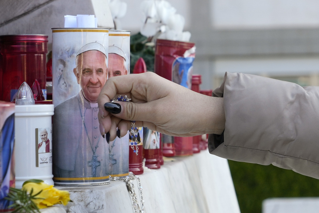 El papa sufre una crisis respiratoria y permanece en estado crítico