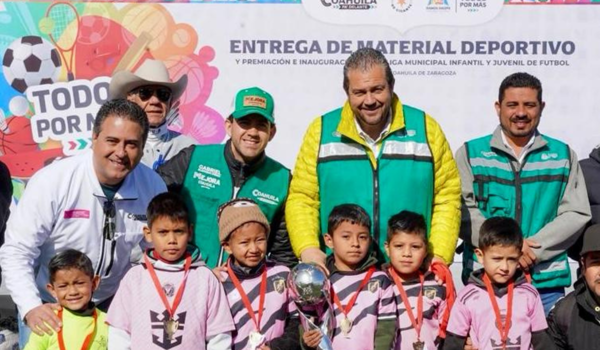 Entregan equipo deportivo a niños y jóvenes deportistas en Ramos Arizpe