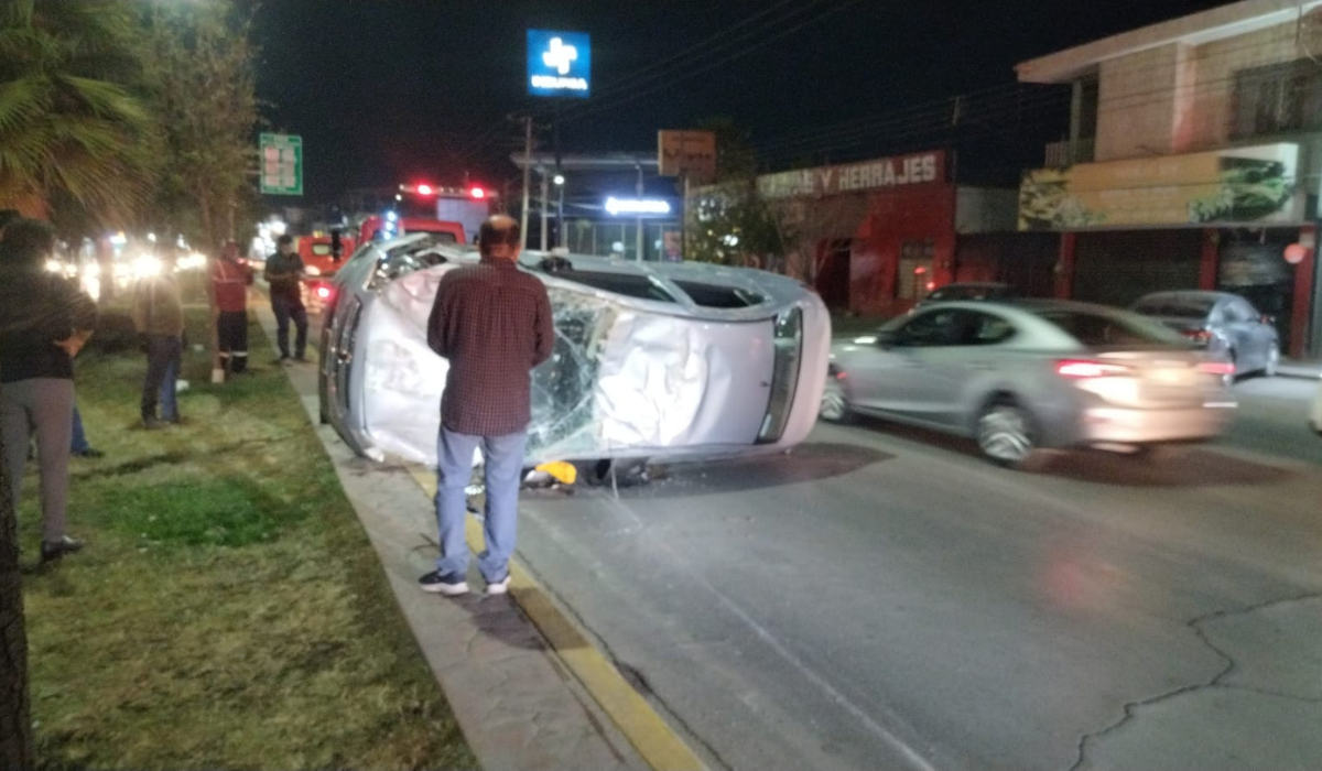 Volcadura en bulevar Independencia causa caos vial la noche del viernes