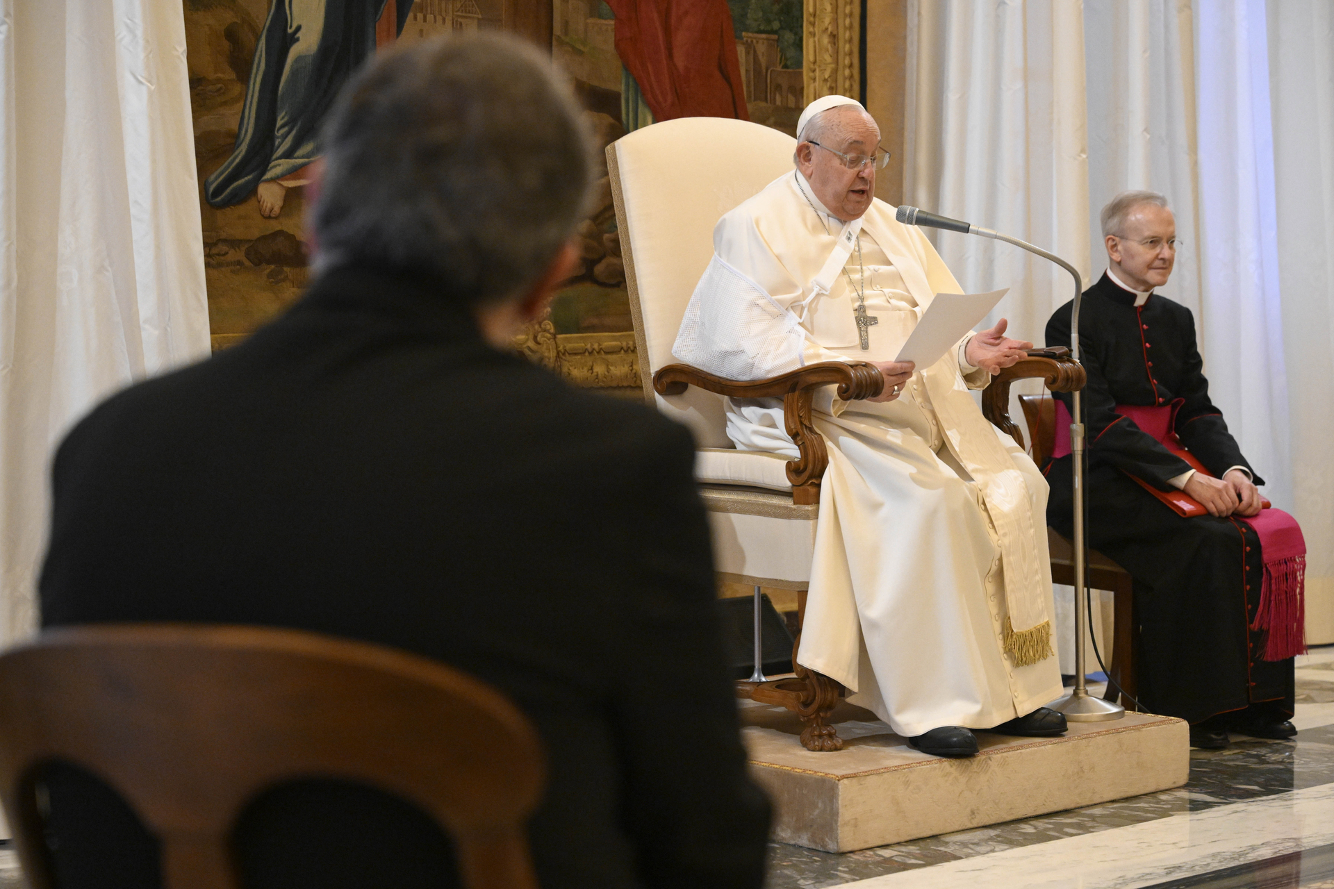 Papa Francisco necesita aún oxígeno tras crisis respiratoria