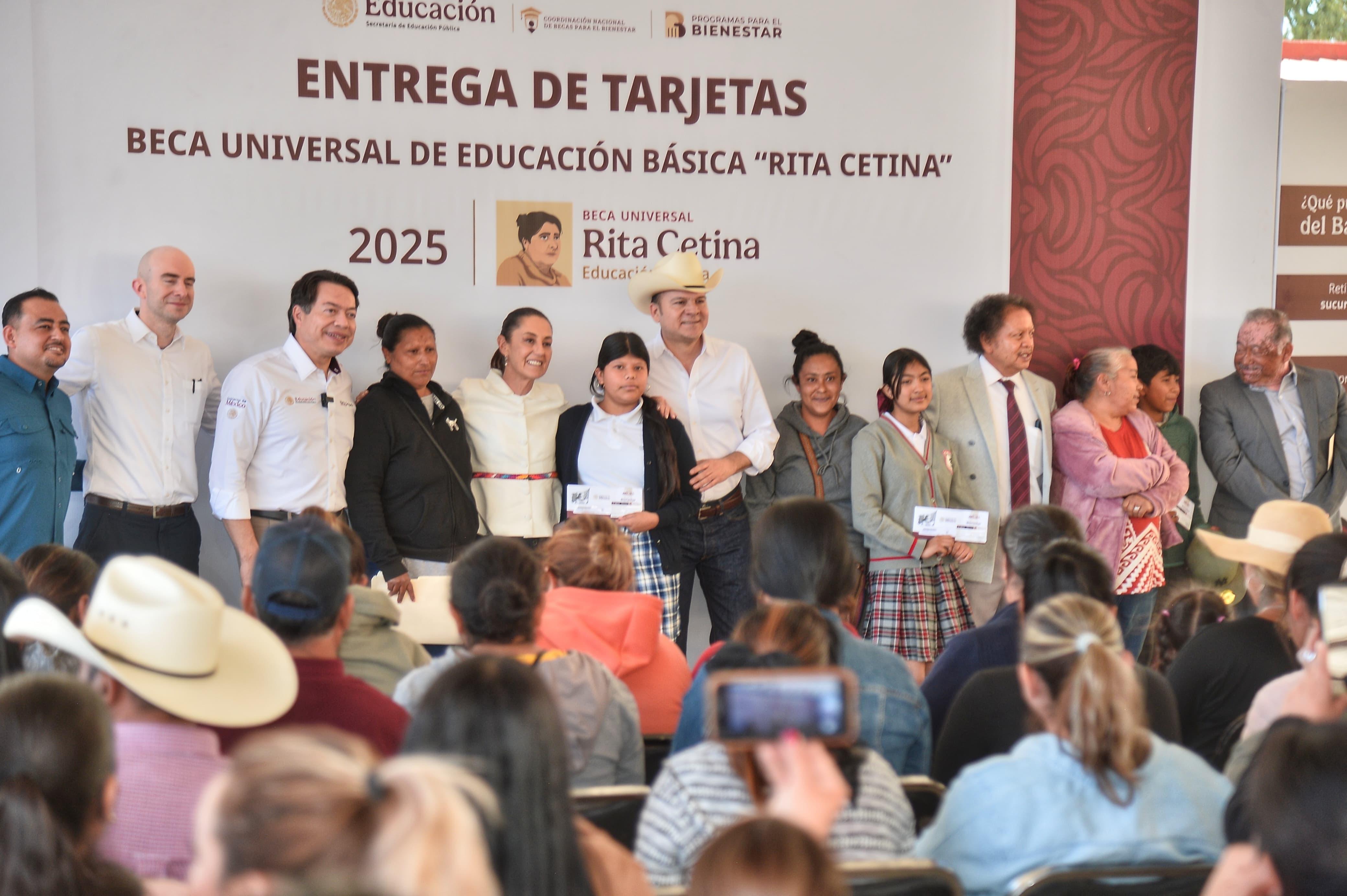 Entregan primeras tarjetas de la Beca 'Rita Cetina' a duranguenses