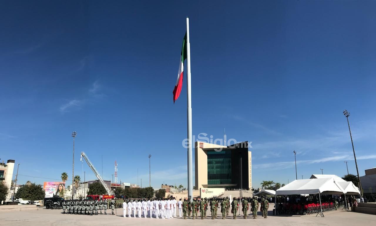 Celebran Día de la Bandera en la Plaza Mayor de Torreón