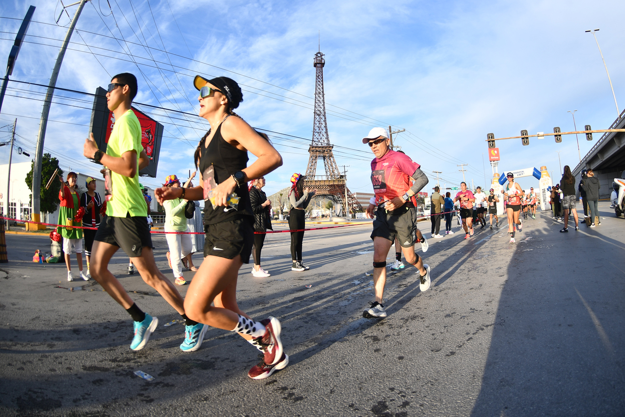 Luego de varias semanas de intensa preparación, los corredores inscritos en la prueba de 42.195 kilómetros, verán coronado su esfuerzo en el recorrido que inicia en Gómez Palacio, pasa por Ciudad Lerdo y termina en Torreón.