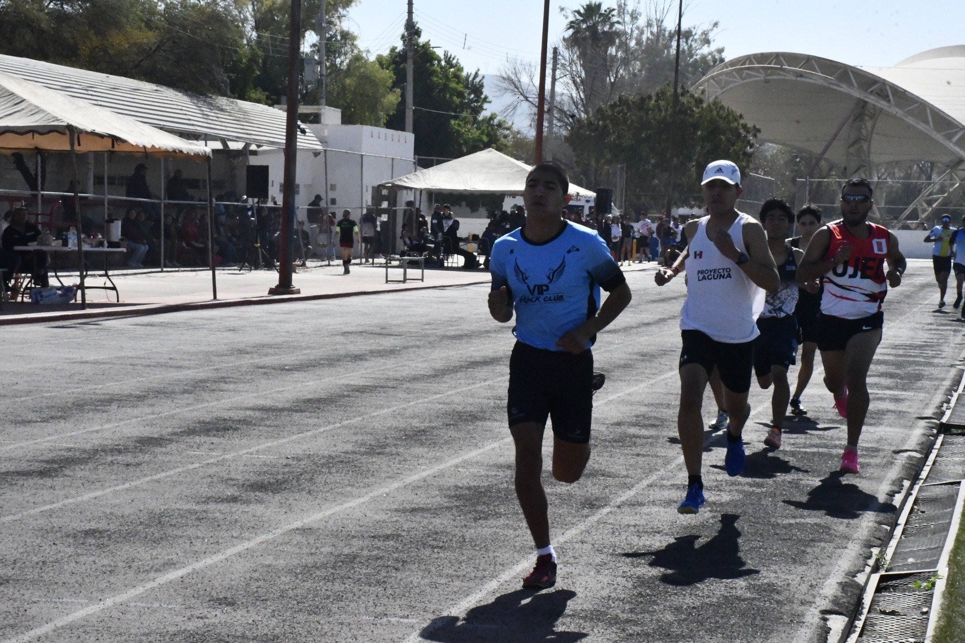 Los participantes de diferentes municipios, se brindaron al máximo en la pista de tartán en la Unidad Deportiva Francisco Sarabia. (Especial)