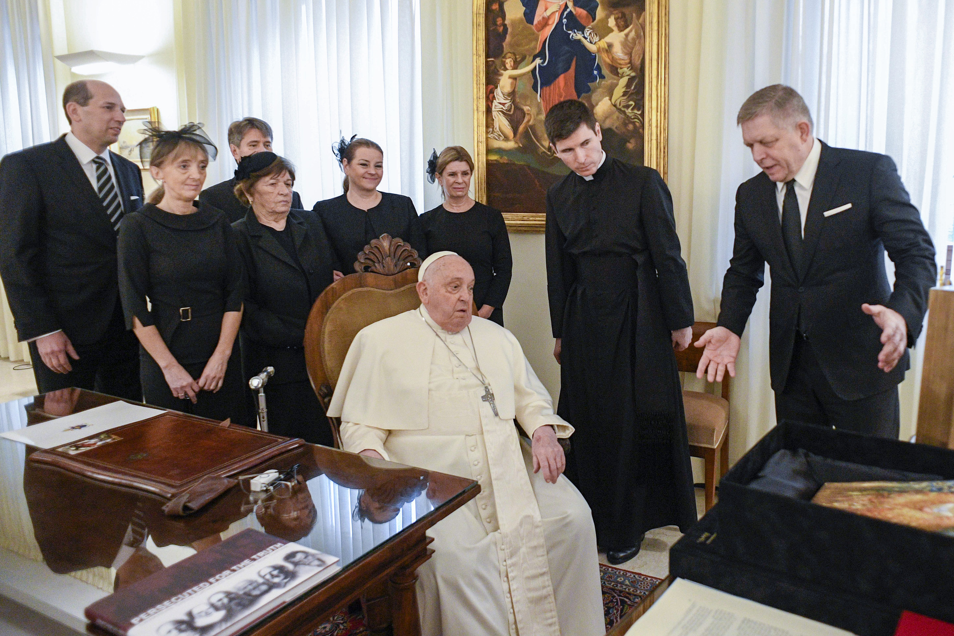 Papa Francisco pasa noche tranquila y esperan resultados de estudios hoy