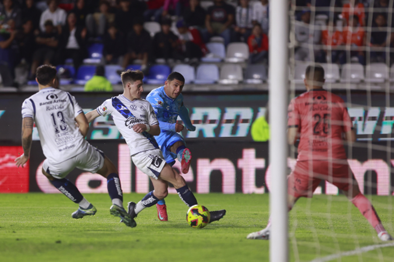 Bryan Gonzalez (d) de Tuzos dispara ante la marca de Facundo Waller del Puebla, en el choque entre Pachuca y Puebla en el Estadio Hidalgo.