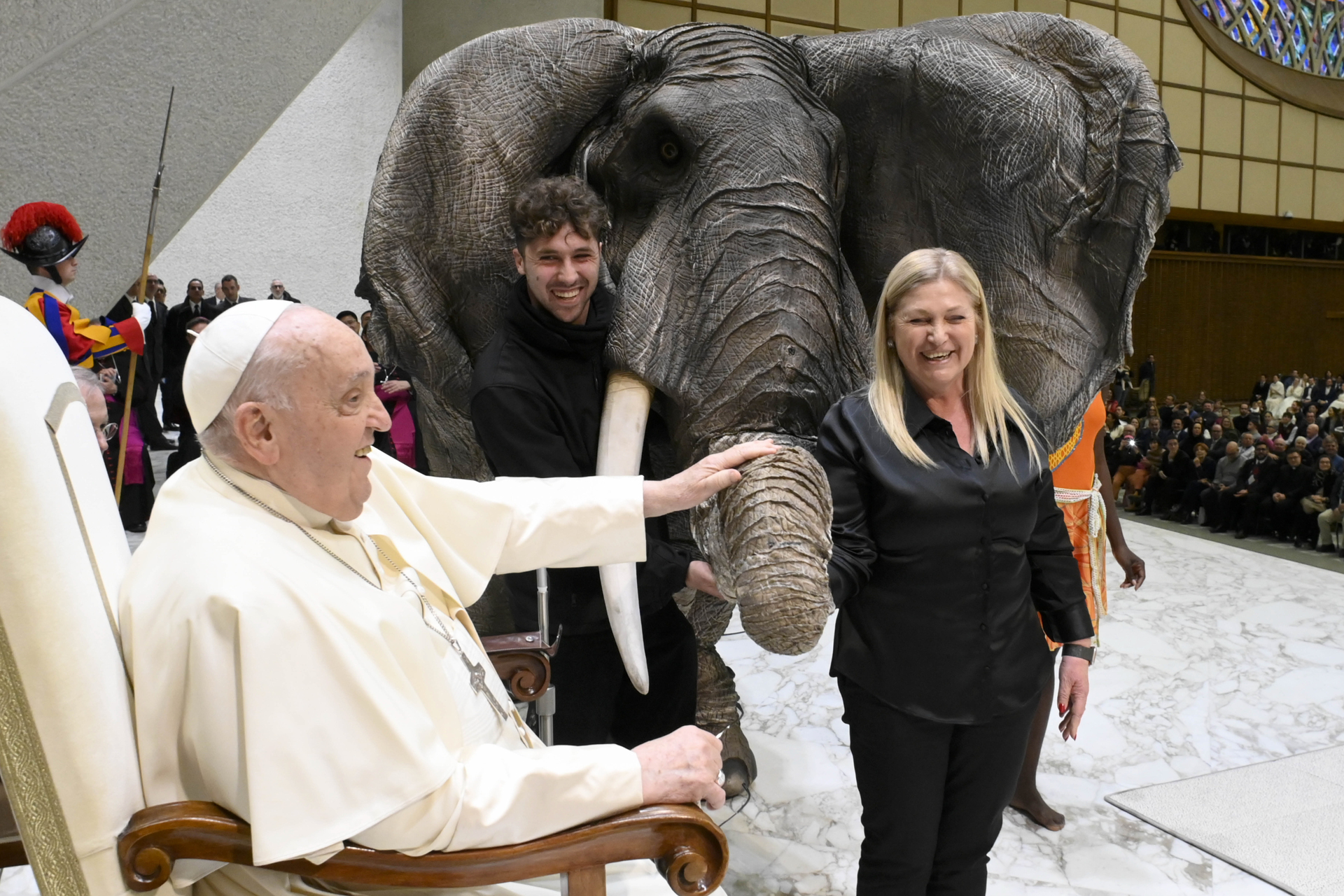 Salud del papa Francisco es estable respecto al miércoles y se somete a otras pruebas médicas