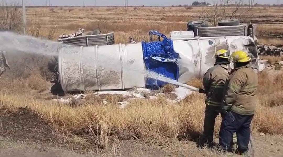 Vuelca pipa cargada con combustible en Gómez Palacio, el chofer murió