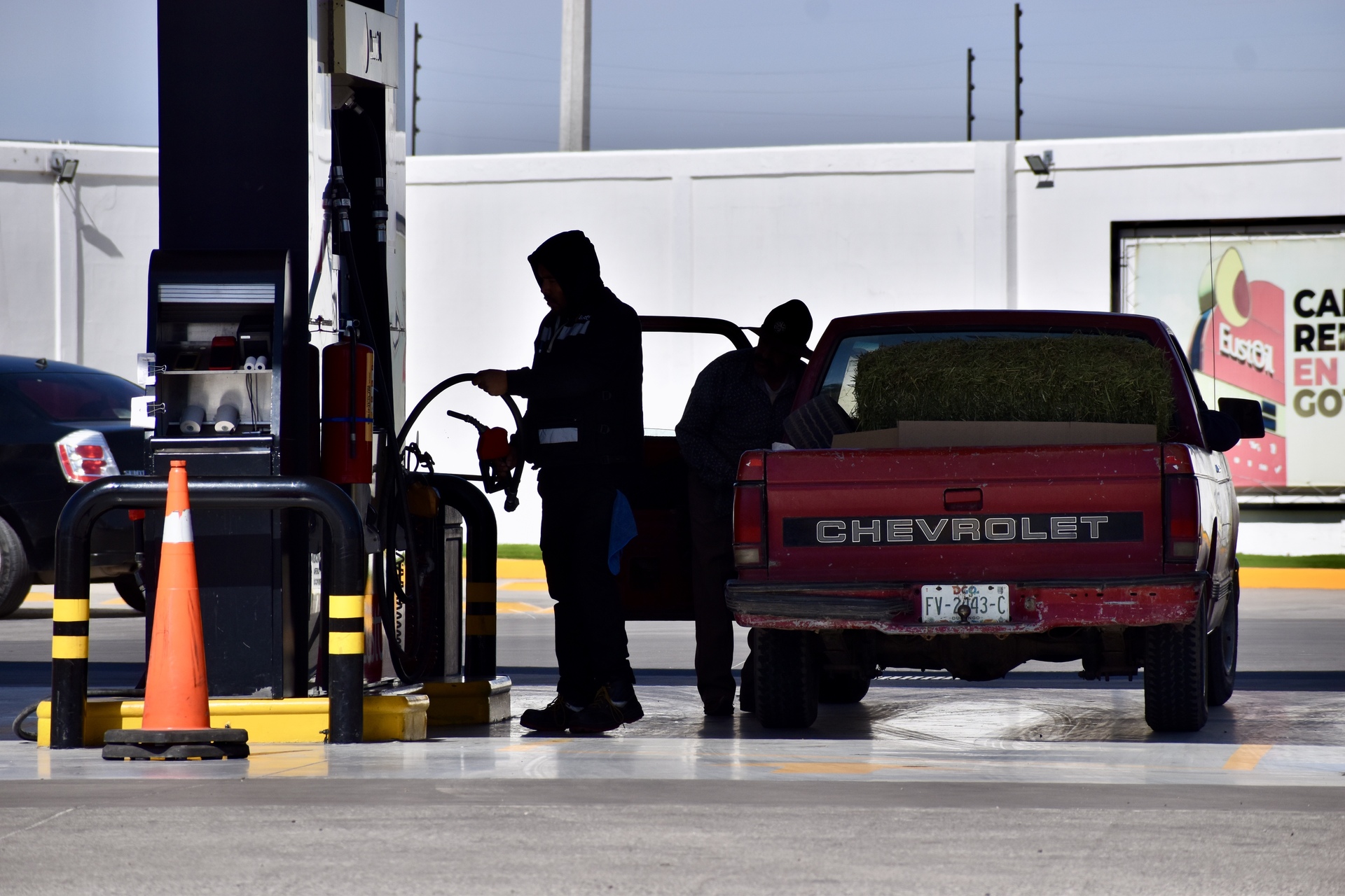 Fijan tope de 24 pesos a gasolina magna con acuerdo voluntario, empresas tendrán que adecuarse