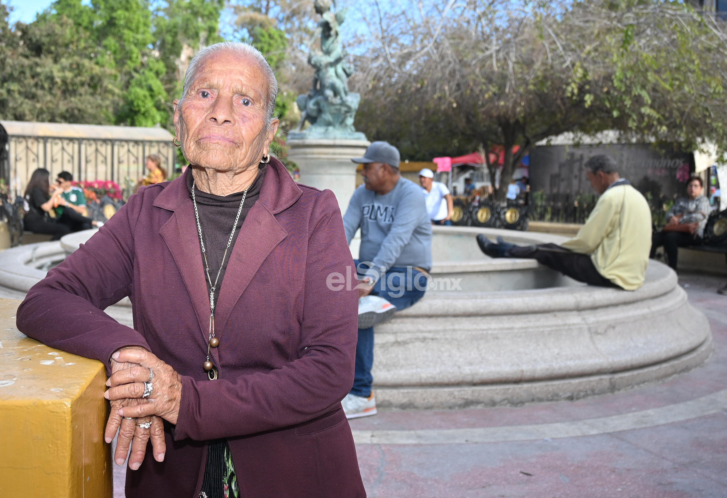 Doña Chalita, la abuelita lagunera que es 'El Torbellino de la Plaza de Armas'