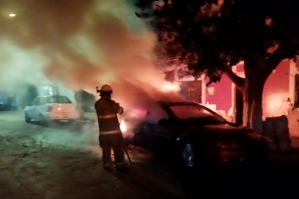 Auto termina calcinado durante la madrugada en Torreón