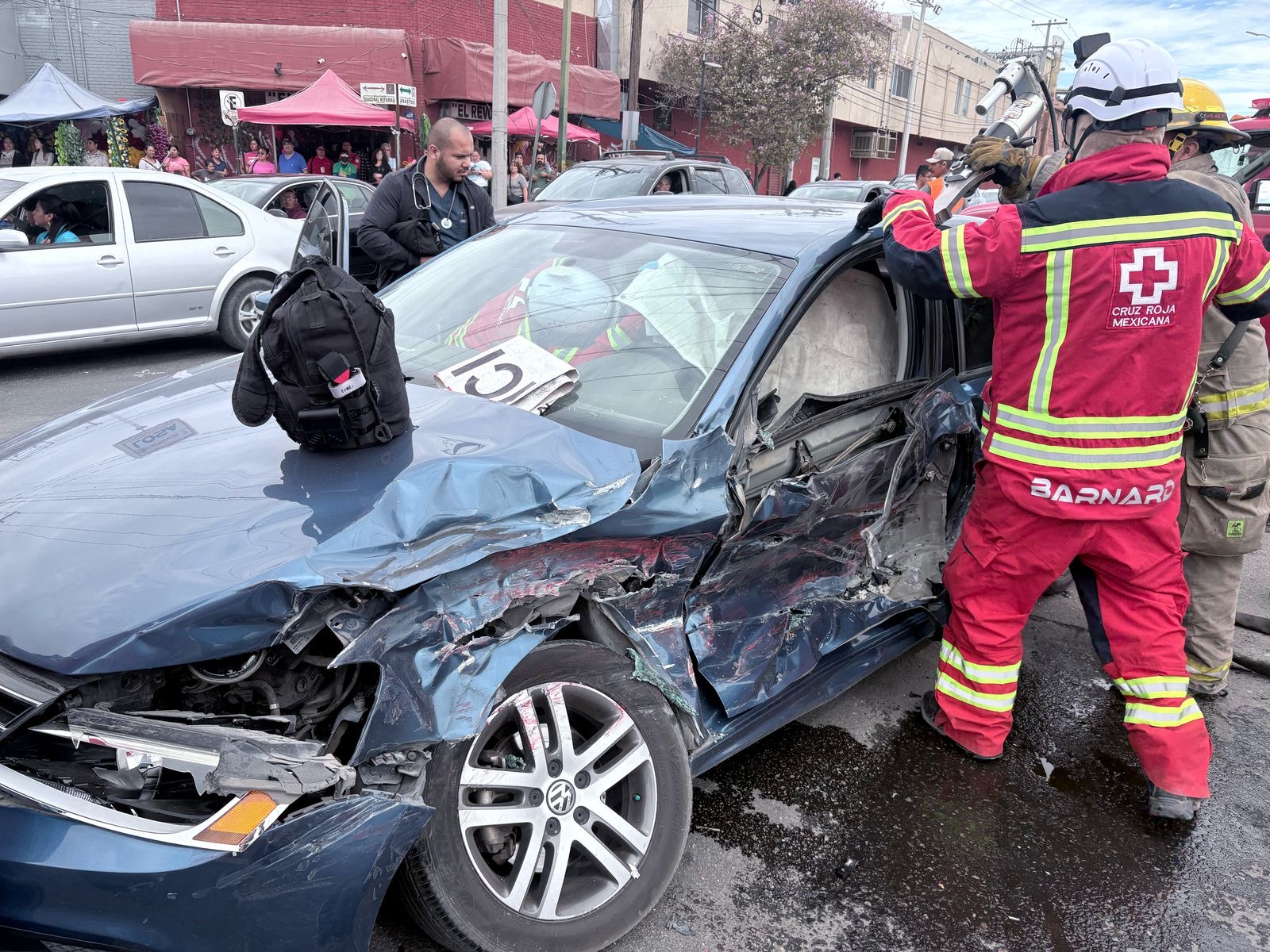 Conductor de la tercera edad termina atrapado en su auto luego de chocar con un tráiler