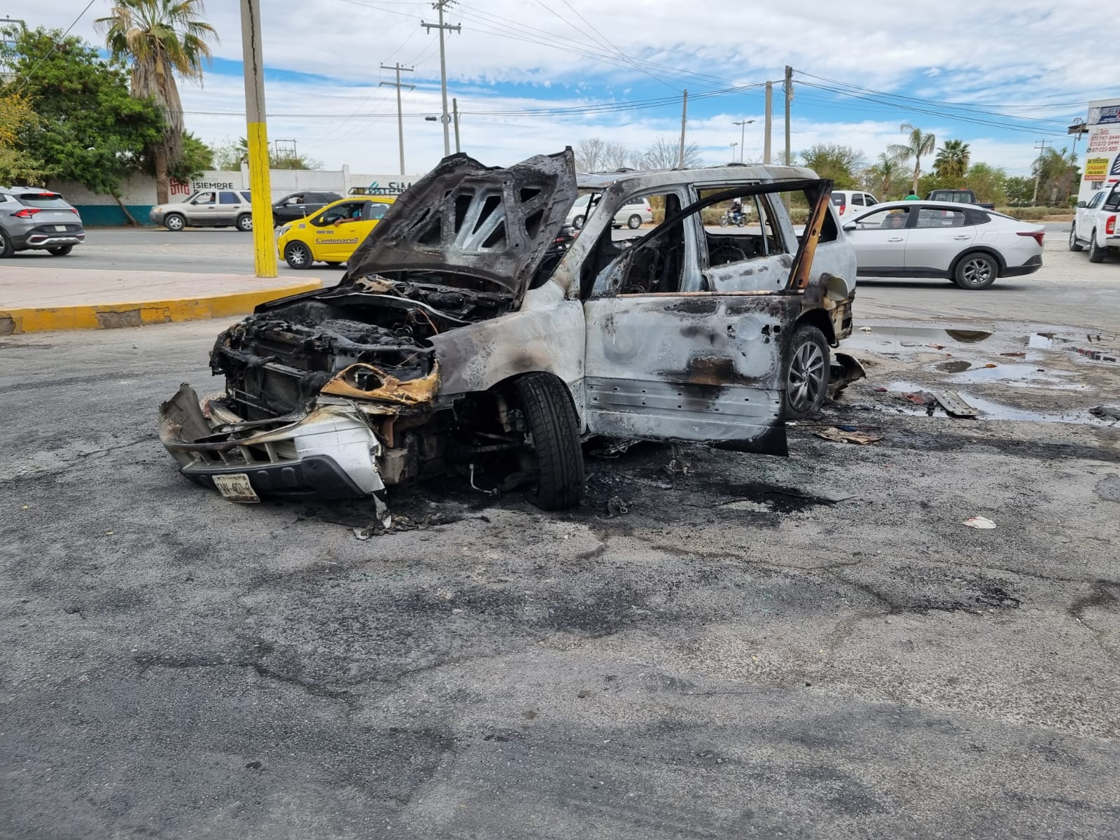 Camioneta termina calcinada en la colonia Bocanegra de Torreón