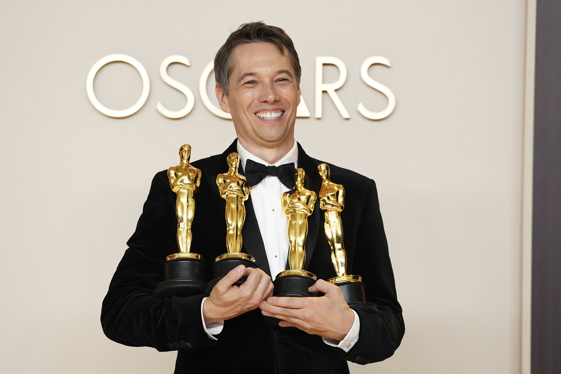 Sean Baker, ganador de los premios a mejor guion original, mejor montaje, mejor director y mejor película por 'Anora'. AP