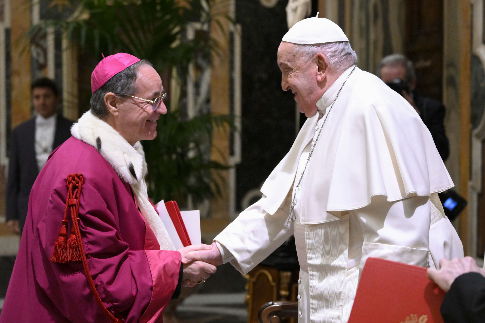 Papa Francisco sigue tratamiento para neumonía bilateral y permanece estable