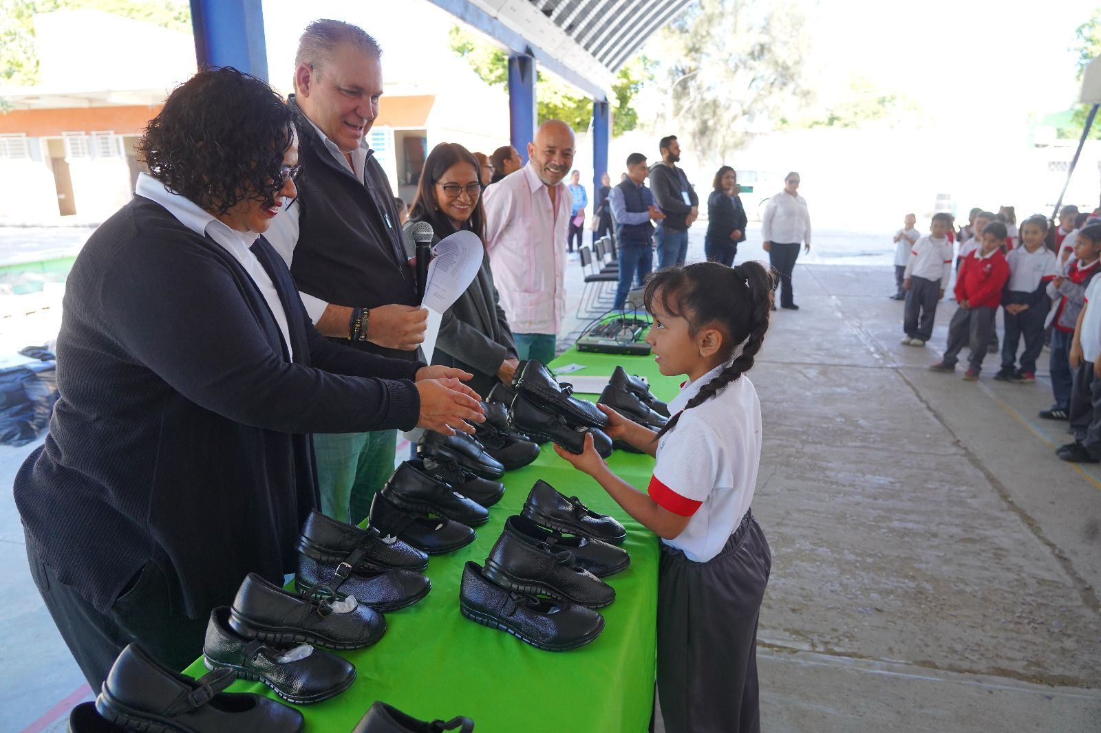 Entregan calzado escolar gratuito a todos los alumnos de la Escuela Primaria José María Morelos y Pavón