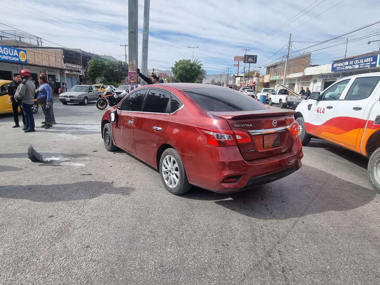 Motociclista que fue impactada por auto termina en el hospital con una herida grave en el rostro