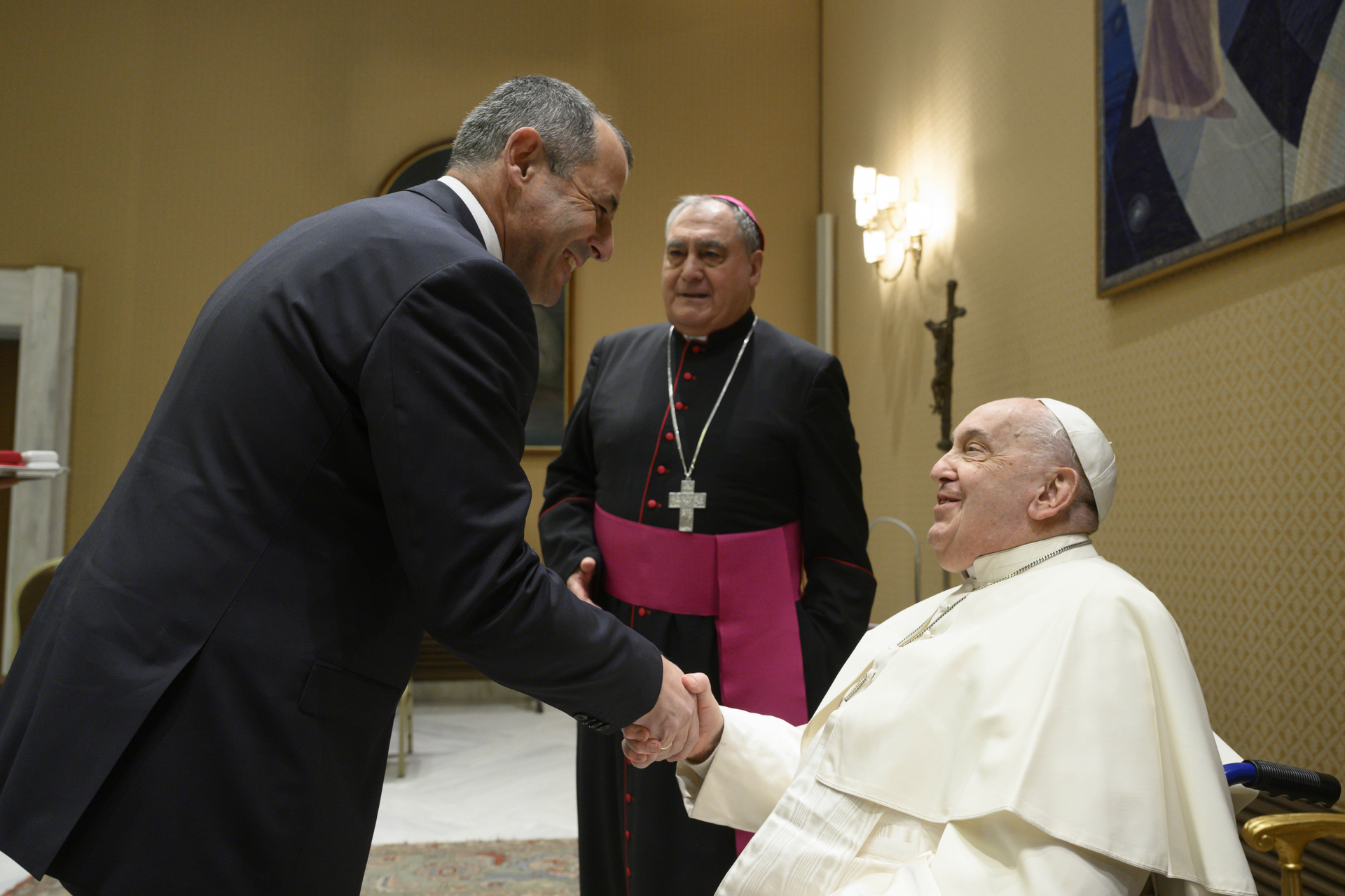 Papa Francisco se mantiene estable tras insuficiencia respiratoria