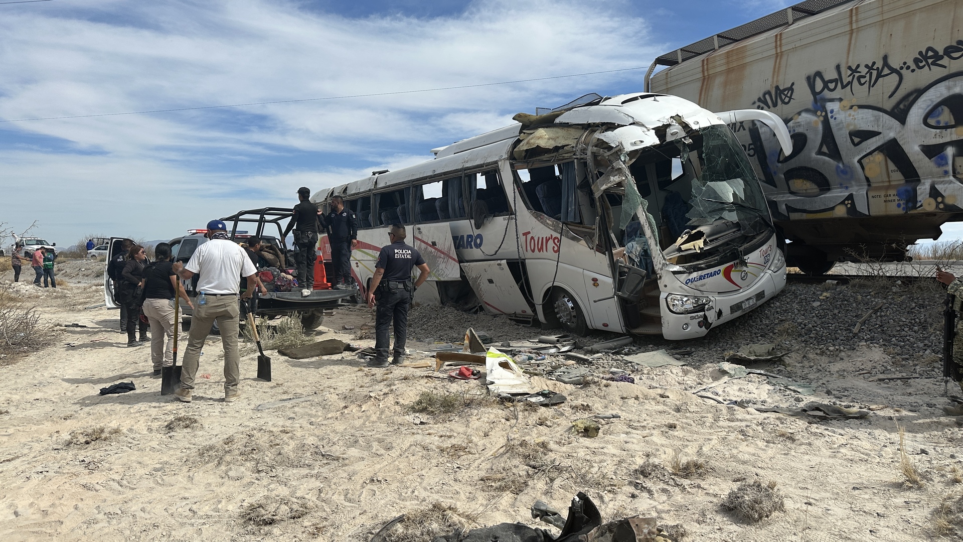 Sigue prófugo chofer del autobús de turismo involucrado en accidente con el ferrocarril