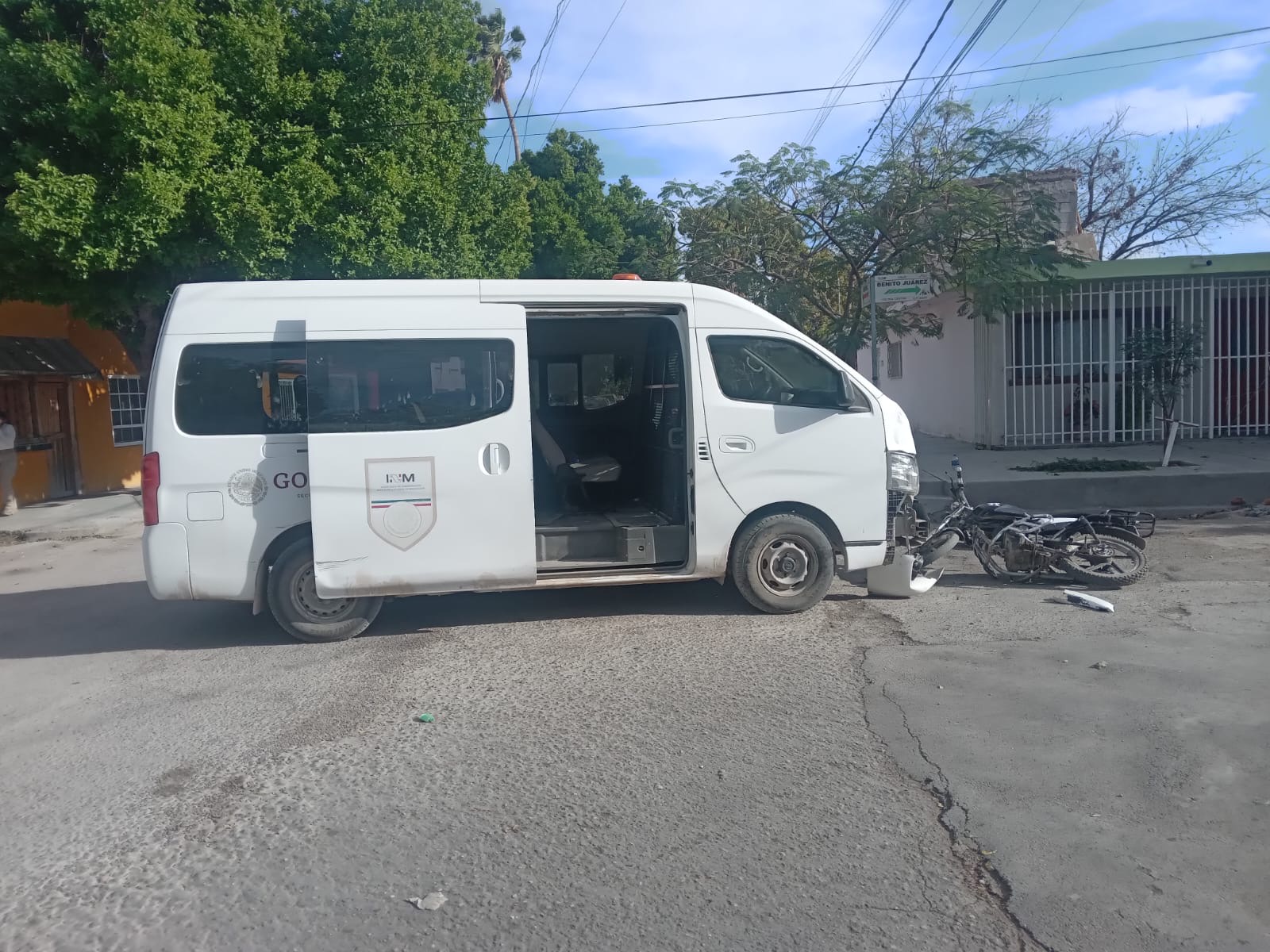 Camioneta del Instituto Nacional de Migración arrolla a motociclista en Gómez Palacio