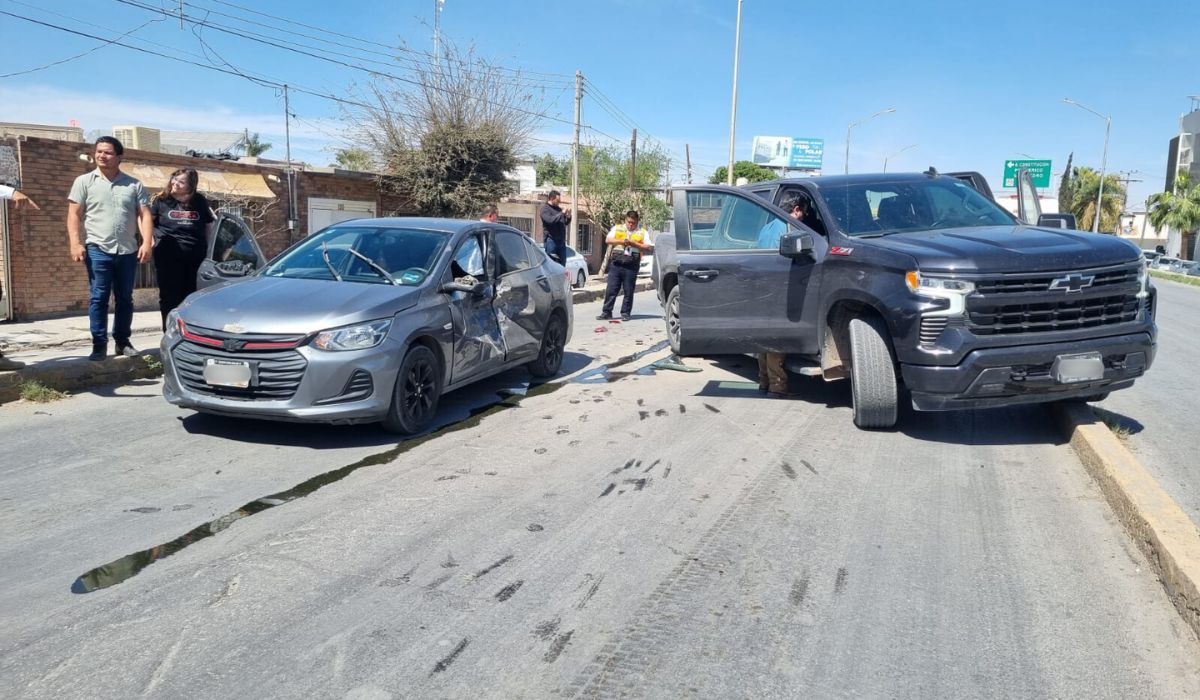 Choque múltiple acaba en golpiza, uno de los involucrados abandona el vehículo en el lugar