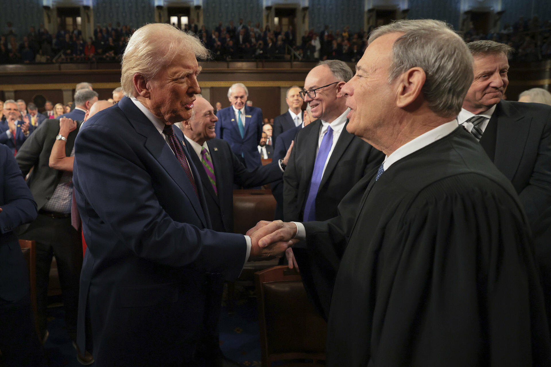 El presidente Donald Trump, a la izquierda, saluda al presidente de la Corte Suprema, John Roberts, a la derecha, cuando llega para dirigirse a una sesión conjunta del Congreso en el Capitolio en Washington. AP