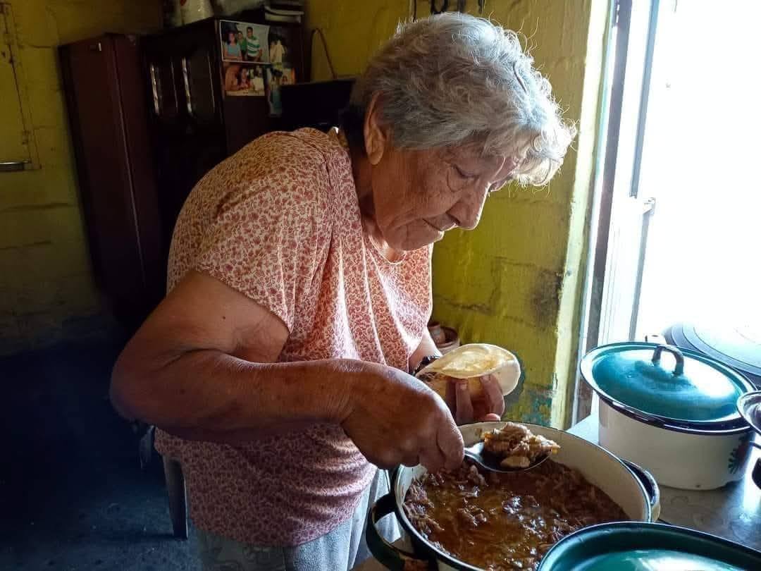 Abuelita lagunera se dedica a la venta de gorditas desde hace 45 años. 