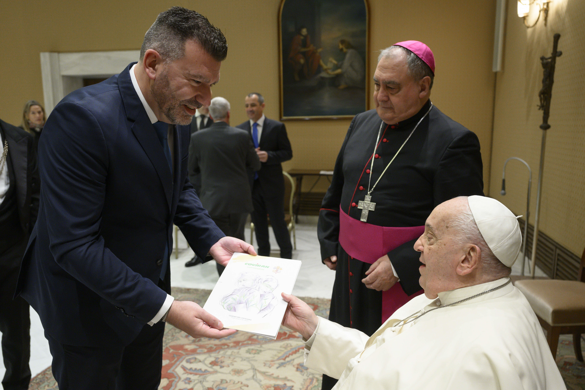 Papa Francisco continúa con la fisioterapia motora y el tratamiento