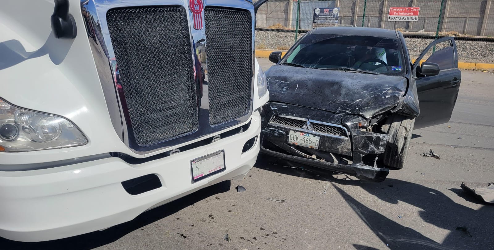 Chocan dos autos particulares y un tráiler en Gómez Palacio