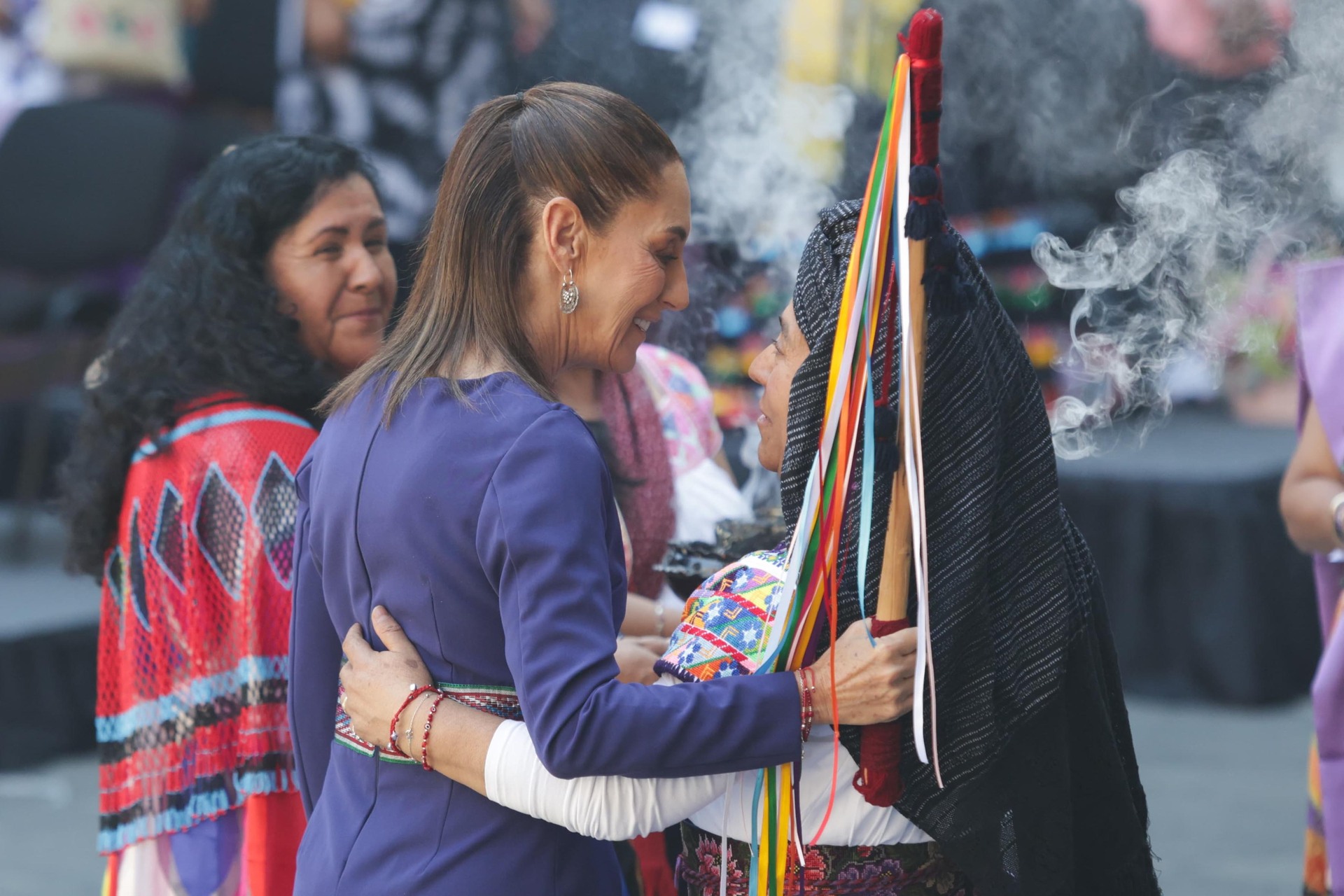 8M: Mujeres indígenas entregan bastón de mando a Sheinbaum