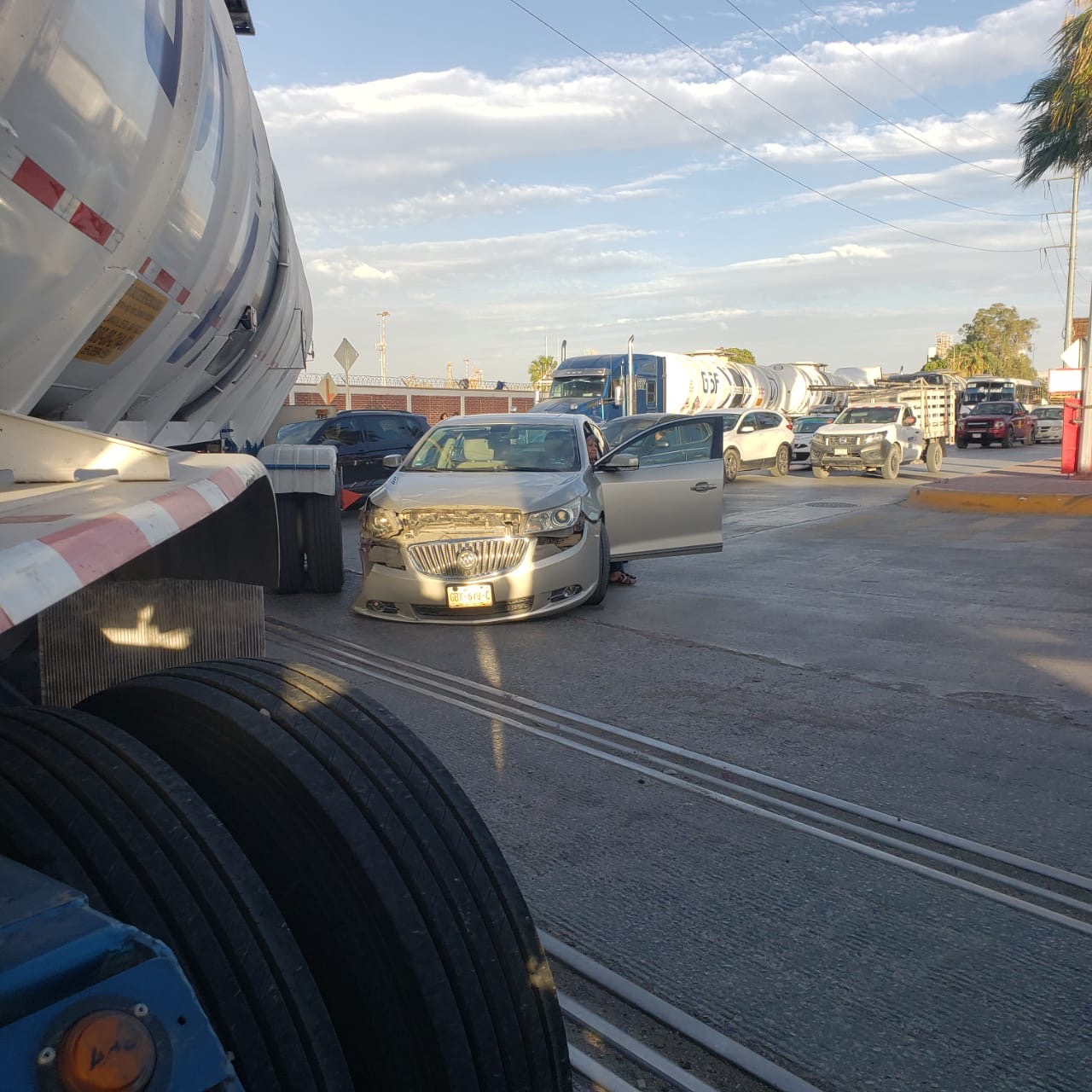 Pipa de doble remolque provoca accidente en Gómez Palacio